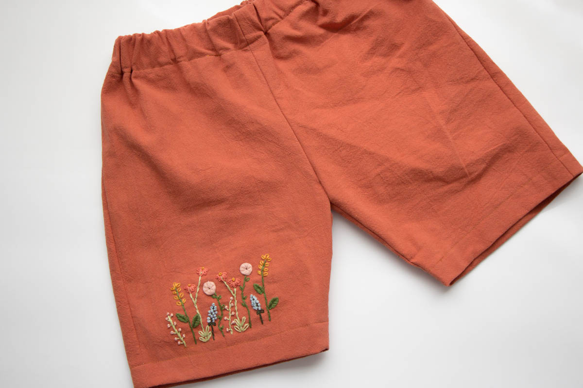 Bestickte Hose mit Blumen